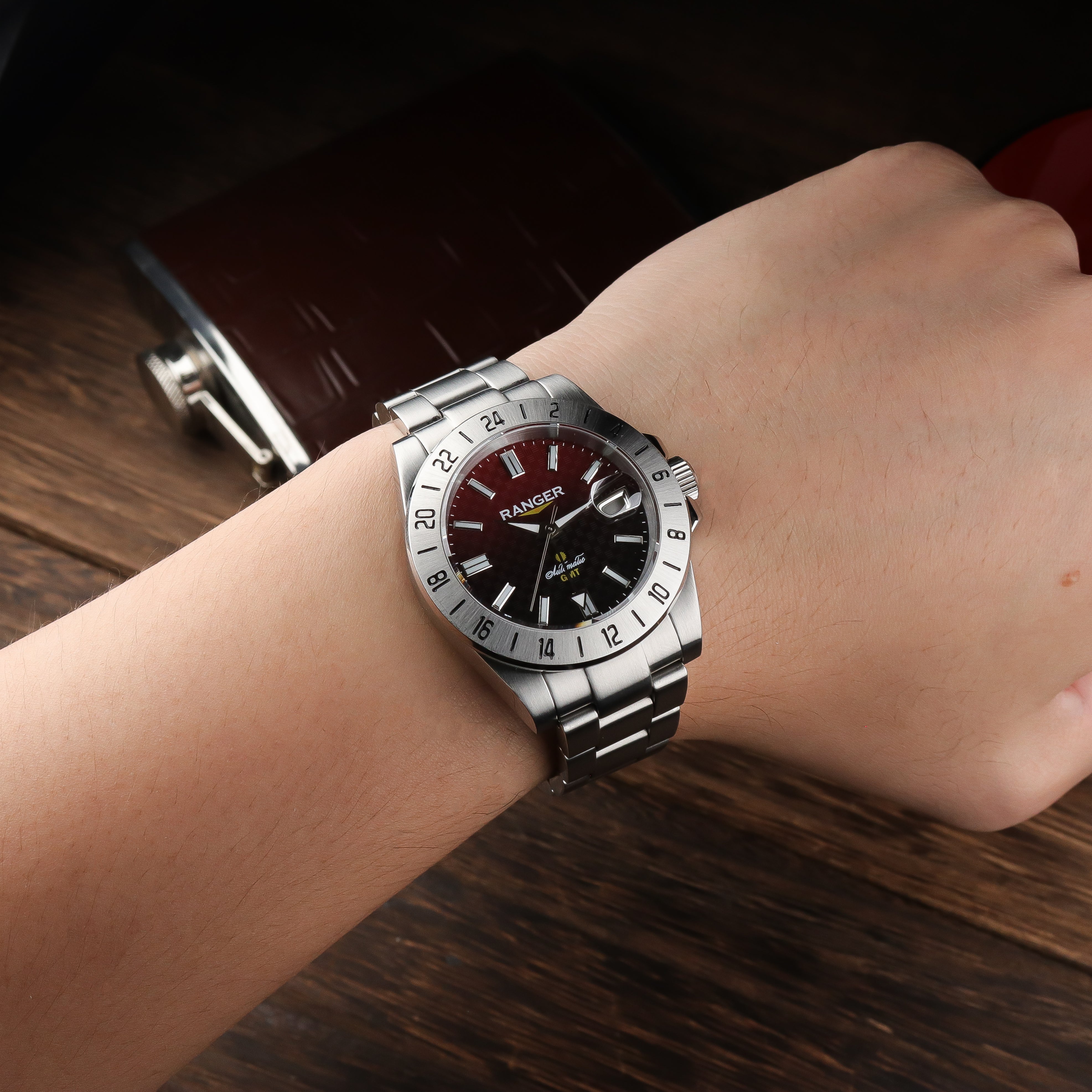 Ranger IV 赤富士 4 手首のショット。GMT自動巻き腕時計の魅力的な腕時計写真