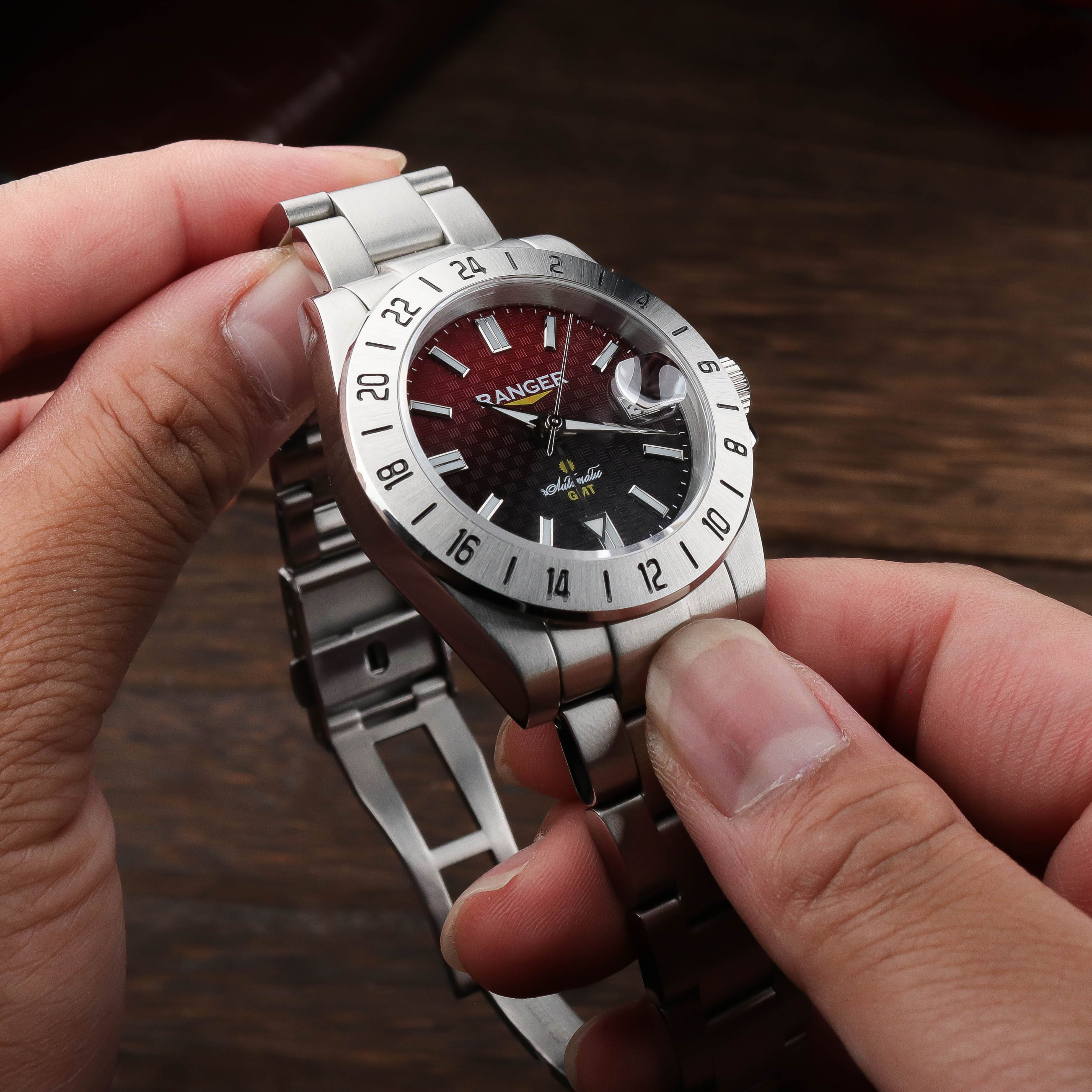 手首のショットとしてのRanger IV 赤富士 GMT自動巻き腕時計。テクスチャーとグラデーションのダイアルが特徴です。