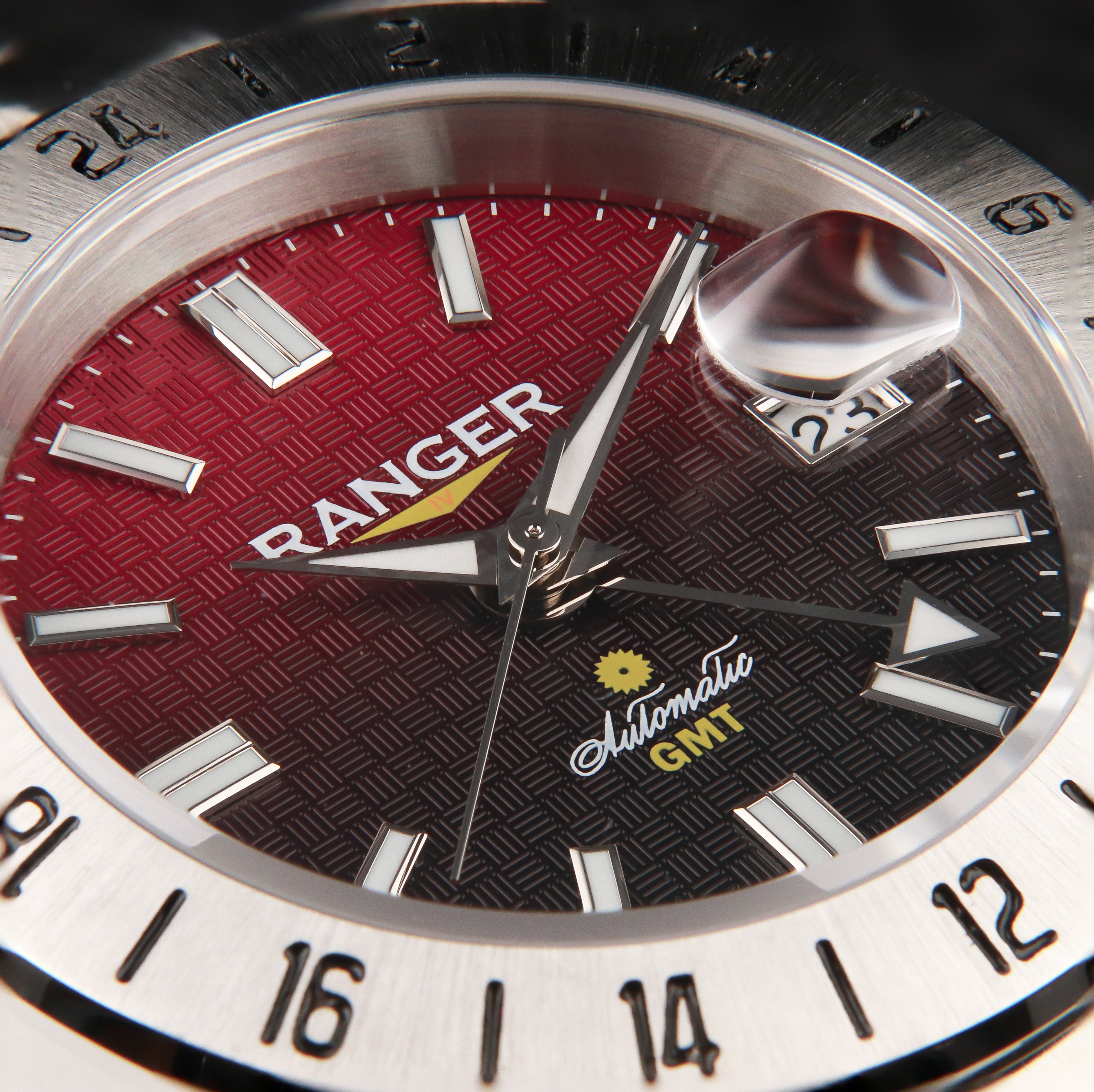 Ranger IV 赤富士 プロダクトページ。テクスチャーのあるダイアルとグラデーションのダイアルを備えたGMT自動巻き腕時計の画像